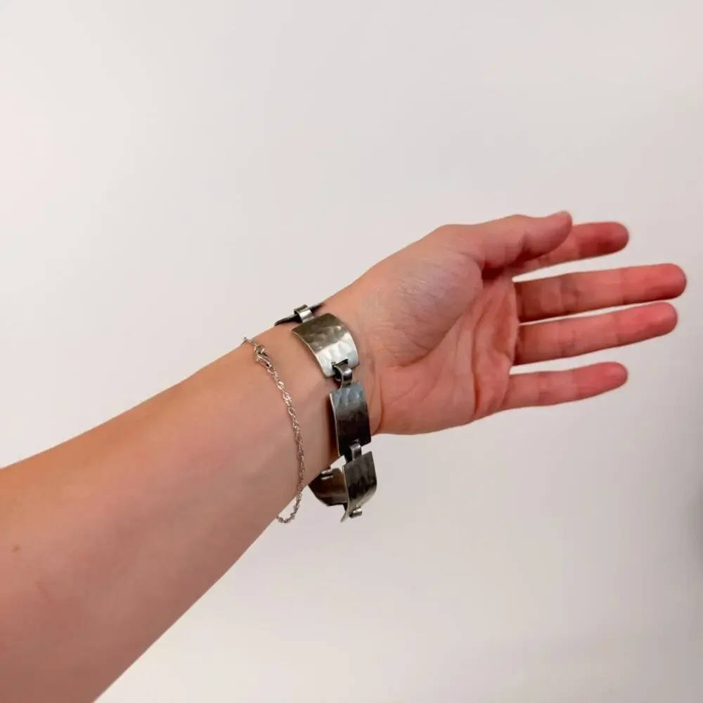 Silvery Lightweight Bracelet - Picture 10 of 10